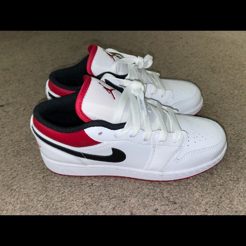 Air Jordan 1s Mid - Picture 5 of 8